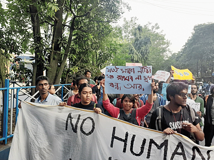 Jotoi maaro laathir maar/ Rakhbo naa mukh bondho aar
However much you beat us/ We’ll no longer keep our mouths shut