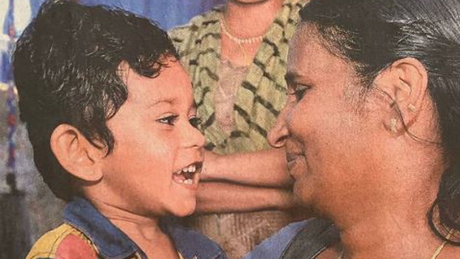 A photo of an Anganwadi teacher visiting a child at home while distributing food from the mid-day meal scheme, published in Malayala Manorama has been applauded and shared widely on Twitter.
