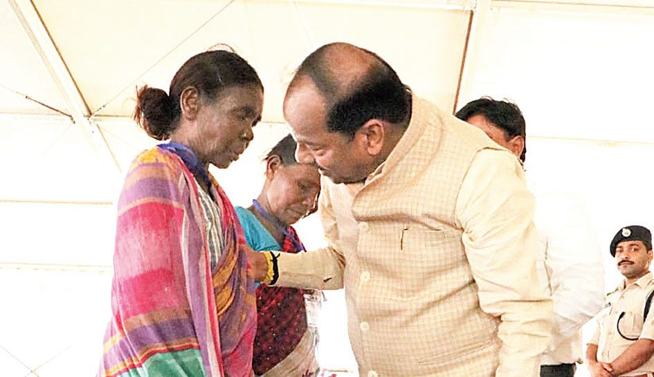 CM Raghubar Das interacts with a tribal woman at the launch of Charan Paduka Yojana at Chakradharpur on August 14