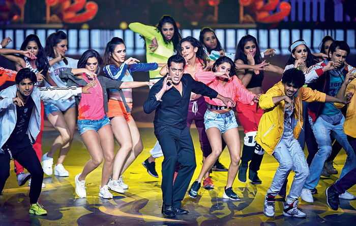 Salman Khan brought the curtains down with a fun performance, which even saw him crawling down the steps of the stage
