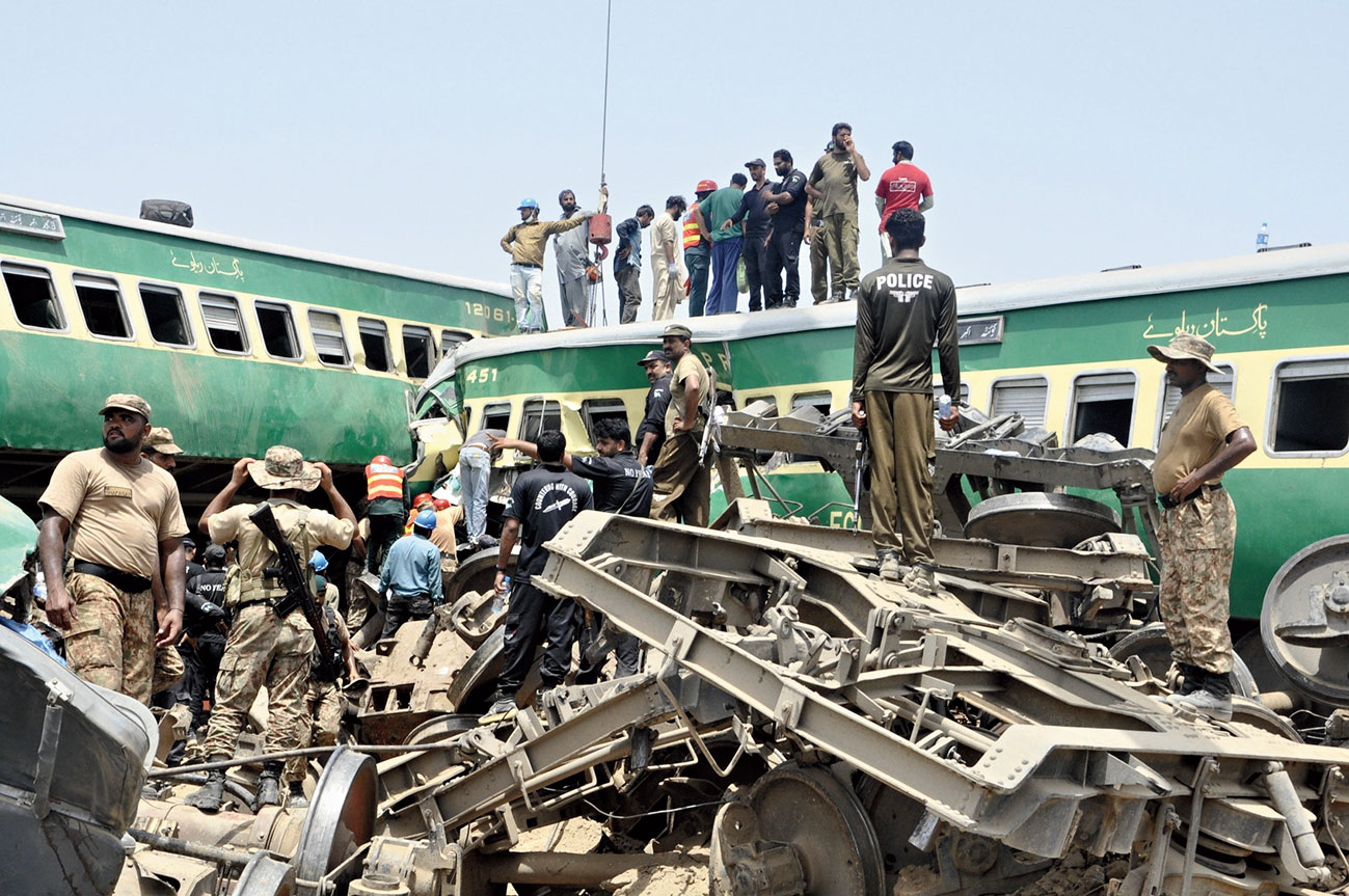 Rescuers and volunteers at the train crash site in Rahim Yar Khan, Pakistan, on Thursday. 