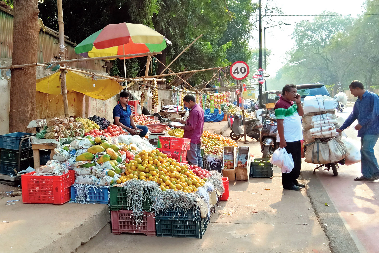 Fruitsellers reoccupy pavements at Gopabandhu Square in Bhubaneswar. 