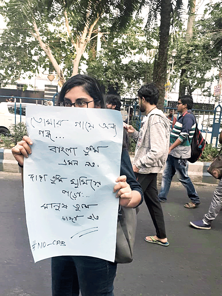 Tomar gaye onyo gondho…/ Bangla tumi emon naow/ Danga tumi ghumiye poro…/ Manush tumi changa haow
You smell different… / Bengal, you ain’t like this / Riot, you go to sleep / People, you be strong