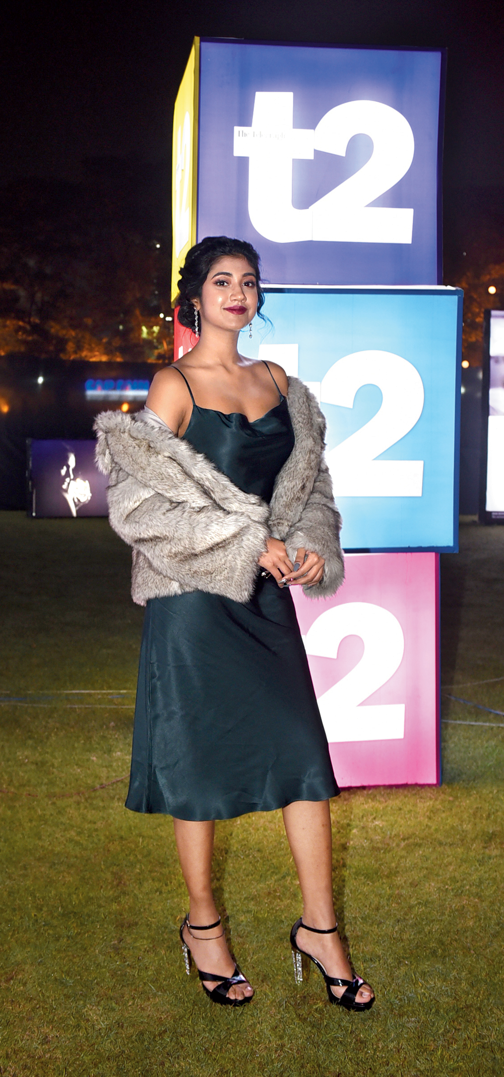 We also met Richa Sharma’s daughter Aashna, impeccably turned out in a green satin dress, chunky, bejewelled heels and a grey fur coat with her hair tied up in a soft bun, grooving to Bhaduri’s catchy tunes