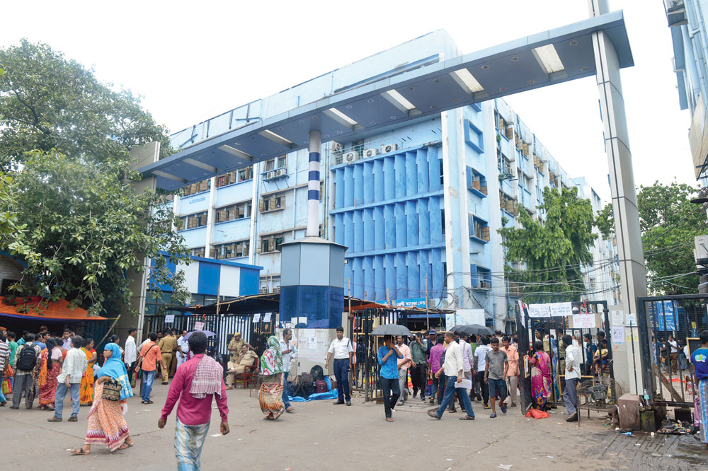 Not many were aware that the gate opposite Prachi cinema remained open throughout the day
