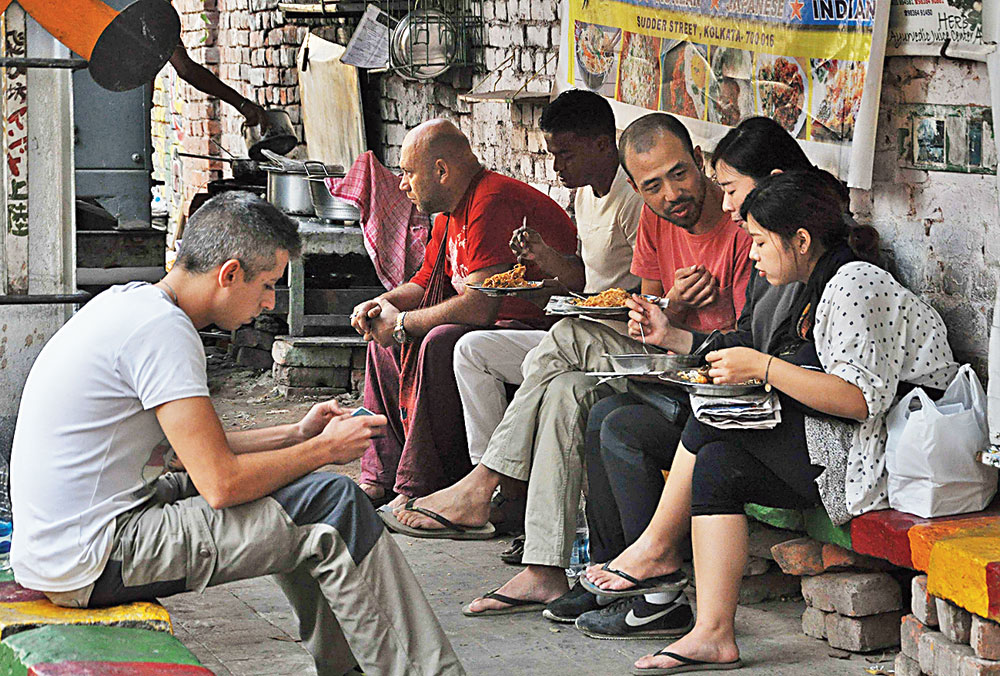 Foreigners taste Calcutta's street food