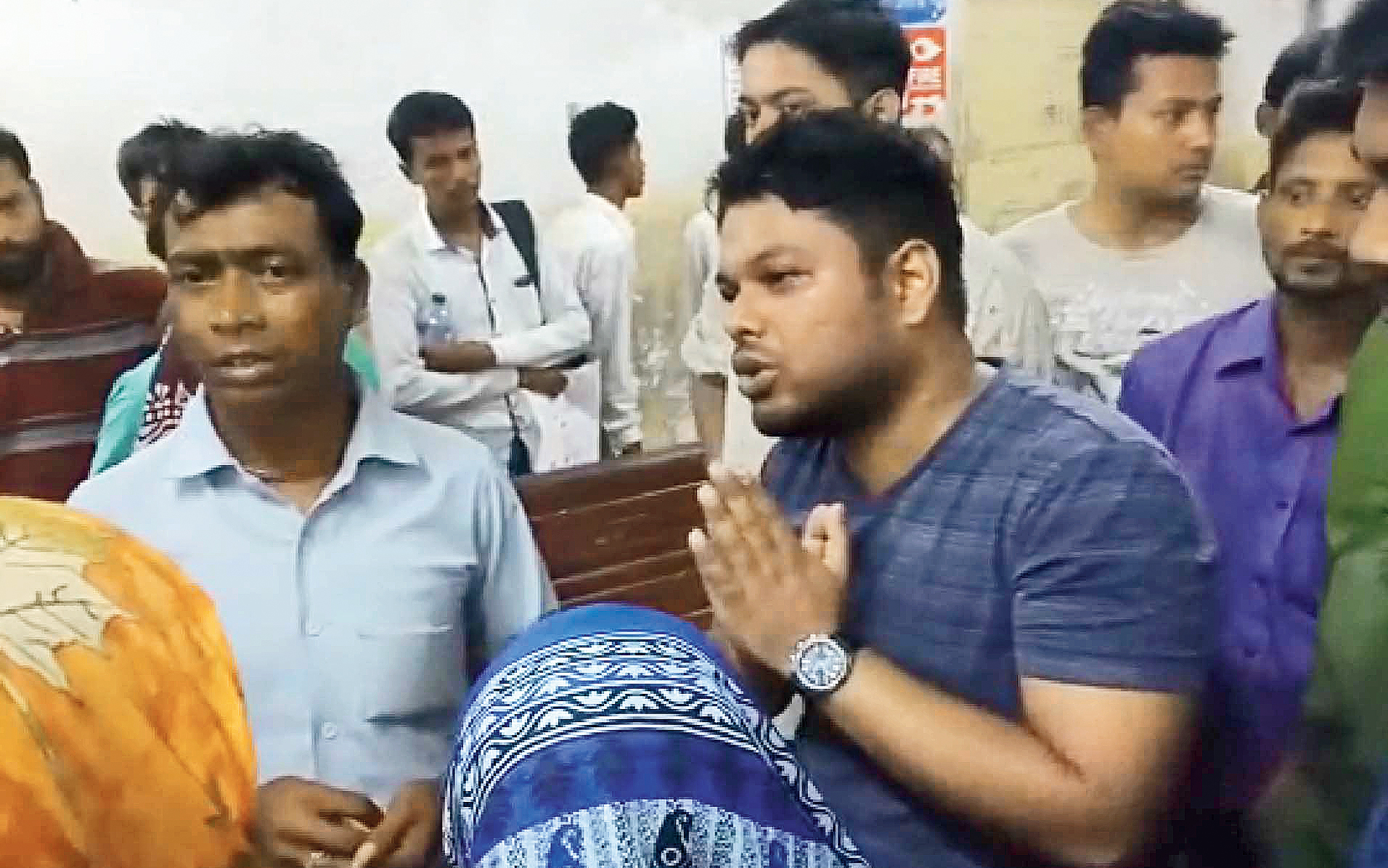 A junior doctor apologises to patients and their relatives at Burdwan Medical College and Hospital for not being able to provide treatment. 