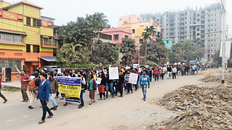 Students and teachers of the Indian Statistical Institute walk to protest the Citizenship (Amendment) Act and the National Register of Citizens on Monday. 
