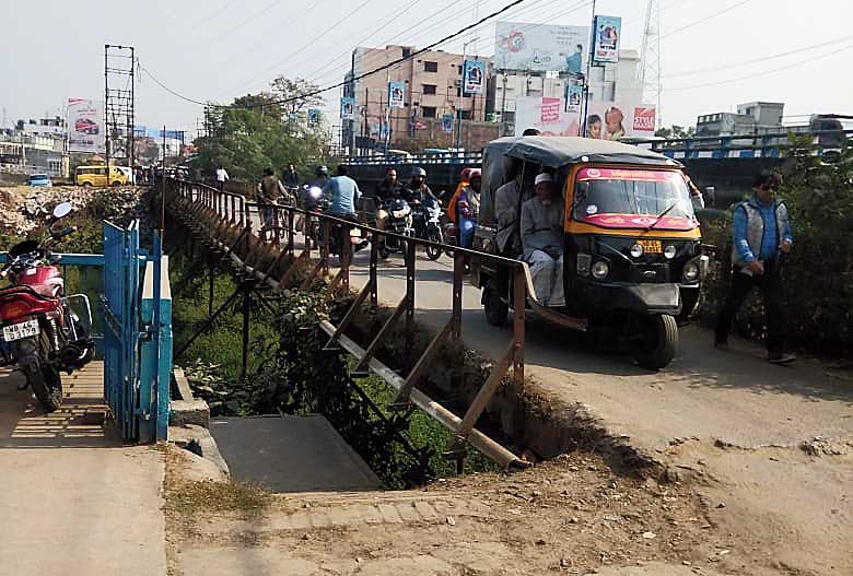 In Bengal, people start using hazardous bridge shut for 33yrs