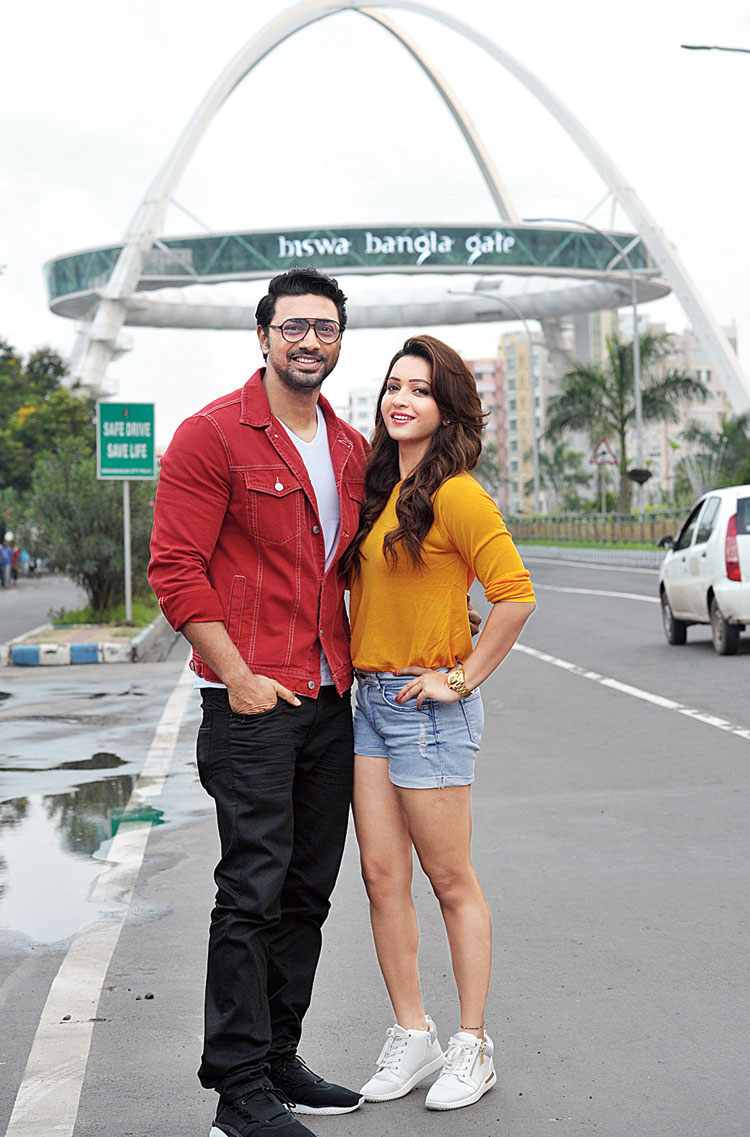Dev and Koushani pose for the t2 camera with the Biswa Bangla Gate in the background. “This film is a full-on entertainer and I loved the story and the characters. The script is so funny that I started laughing while reading it… it was very difficult to keep a straight face,” said Dev.