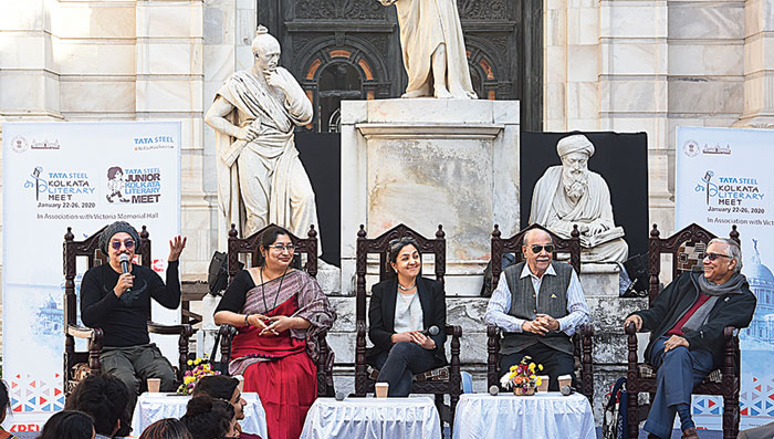 (L-R) Vinay Pathak, Debnita Chakravarti, Preti Taneja, Anant Mahapatra and Sukanta Chaudhuri in conversation at the Victoria Memorial Hall’s Western Quadrangle.