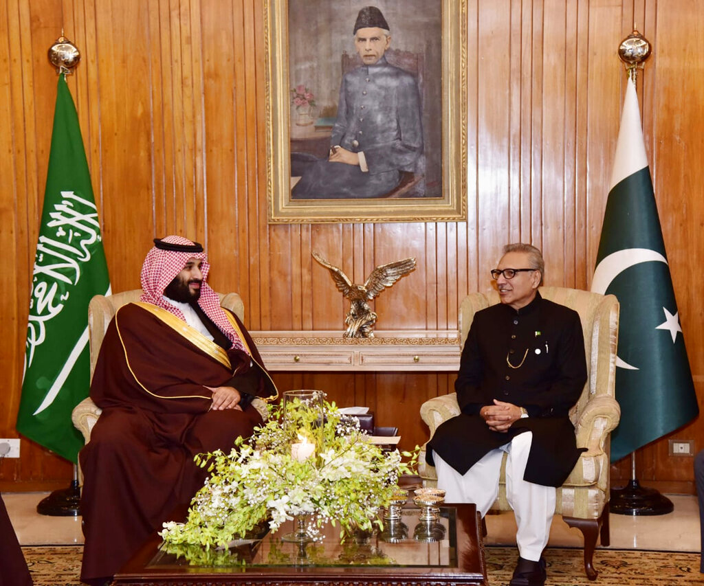 Pakistan President Arif Alvi with Saudi crown prince Mohammed bin Salman at the presidential palace in Islamabad on Monday.