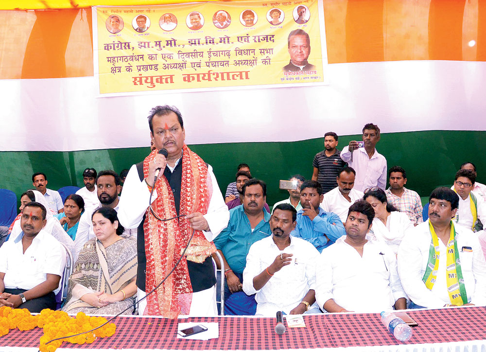 Congress’s Lok Sabha candidate from Ranchi Subodh Kant Sahay addresses a rally at Ichagarh.