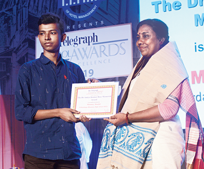 Mrinmoy Mondal receives the award from Murshida Khatun