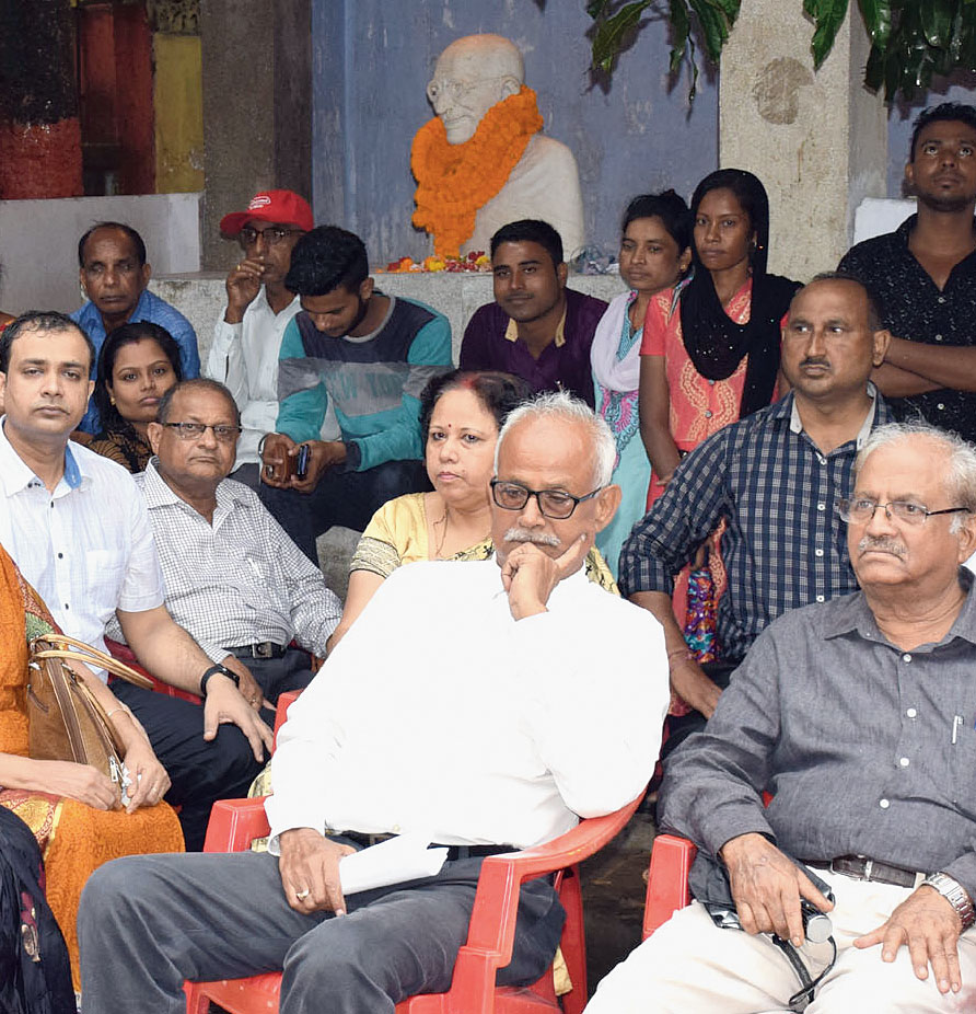 Bijay Kumar Jha (left) with wife Shivani at the satyagraha at Gandhi Seva Sadan 
in Dhanbad on Thursday. 
