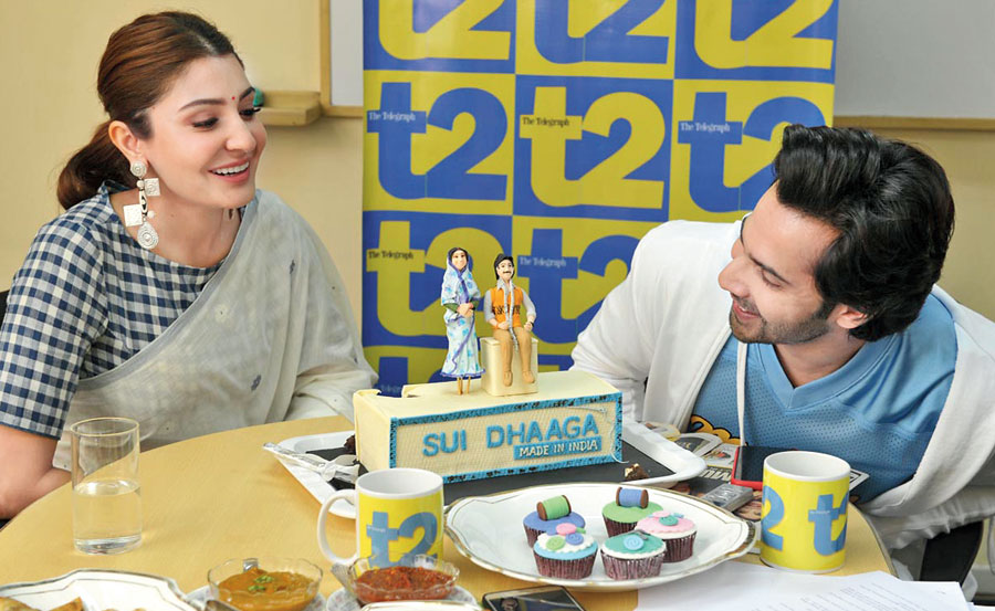 Varun Dhawan and Anushka Sharma check out the Sui Dhaaga cake, courtesy Paris Cafe