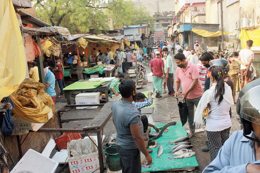 Coronavirus Lockdown: Chicken & fish lovers flout distance norm across ...