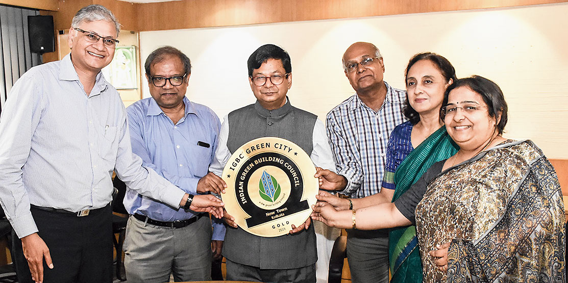 Debashis Sen (centre) receives the award from IGBC Calcutta co-chairpersons Sushil Mohta (extreme left) and Shakuntala Ghosh (second from right).