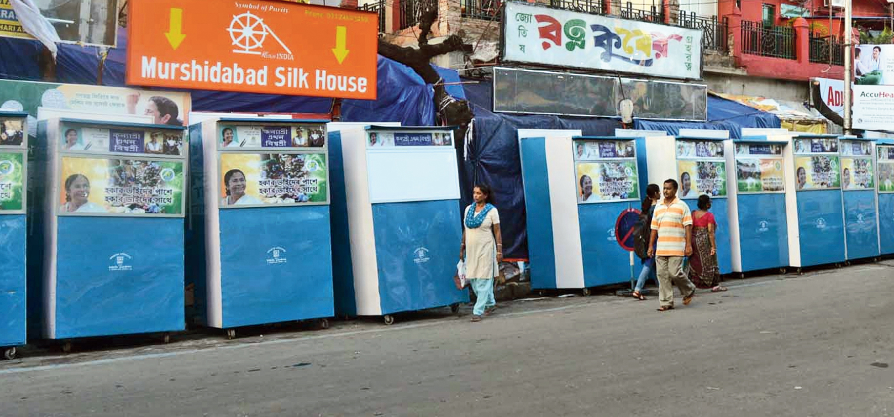 The new kiosks kept on Rasbehari Avenue near the Gariahat crossing on Tuesday. 
