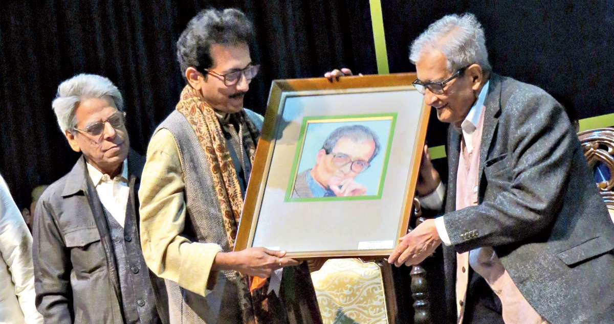 Samatat vice-president Arun Chakraborty gifts a thread-on-canvas portrait he had made of Amartya Sen to the Nobel laureate.