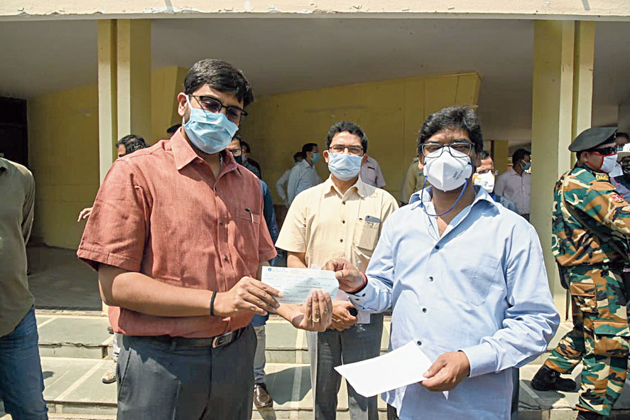 Deputy commissioner Rai mahimapat Ray hands over the cheque to the CM.