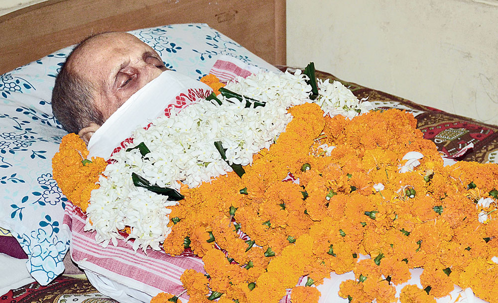 Artist Benu Misra’s body covered in flowers at his residence on Wednesday