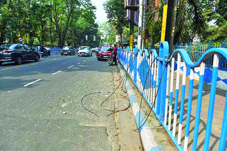 Cables on Alipore Road and (below)on an adjoining footpath.