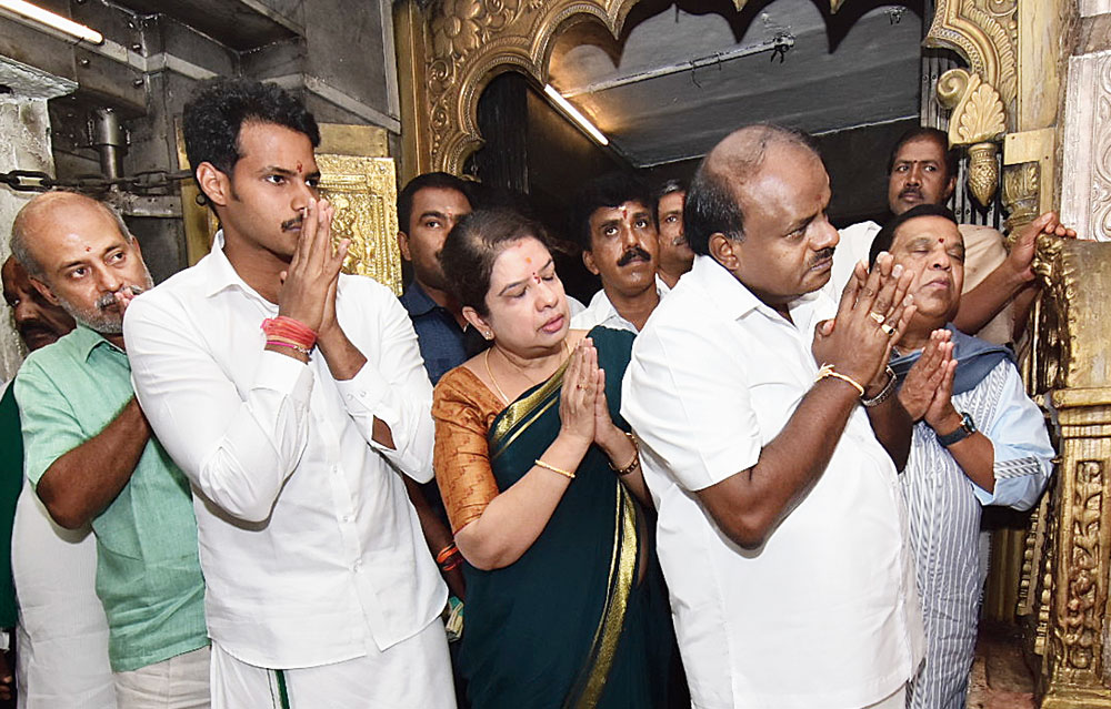 Karnataka chief minister HD Kumaraswamy, his wife Anita Kumaraswamy, and son Nikhil Gowda praying at Chamundeshwari Temple on March 25 before launching the election campaign. 