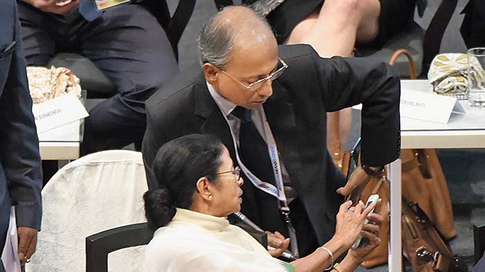 Mamata Banerjee speaks to chief secretary Malay De at the Bengal Global Business Summit. 
