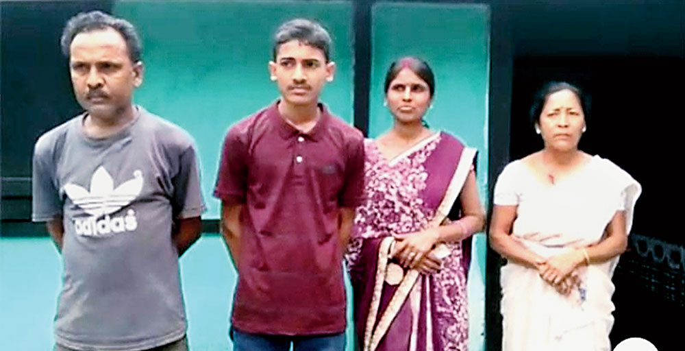 Rocky Sahu ( in red shirt) with his parents and teacher 