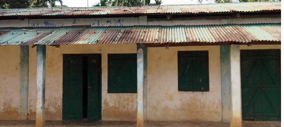 The dilapidated building that Songadinggre Lower Primary School used to be.