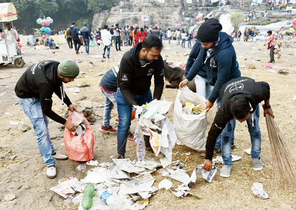 Volunteers of the outfit clean the picnic spot at Bhatinda falls in Moonidih, Dhanbad, on Thursday