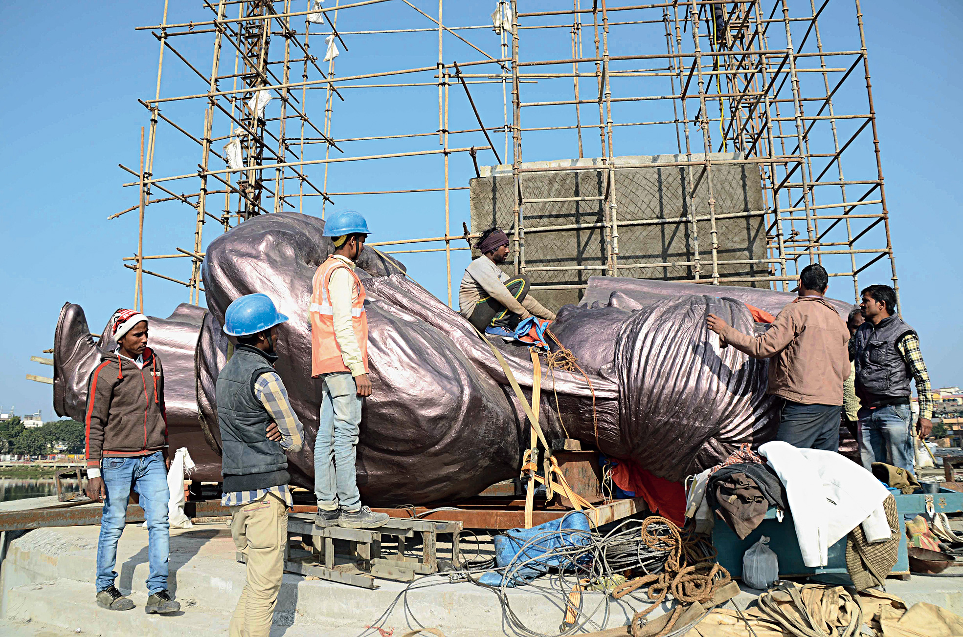 Tall task: Workers ready Swami Vivekananda’s statue for installation at Ranchi Lake on Sunday. 