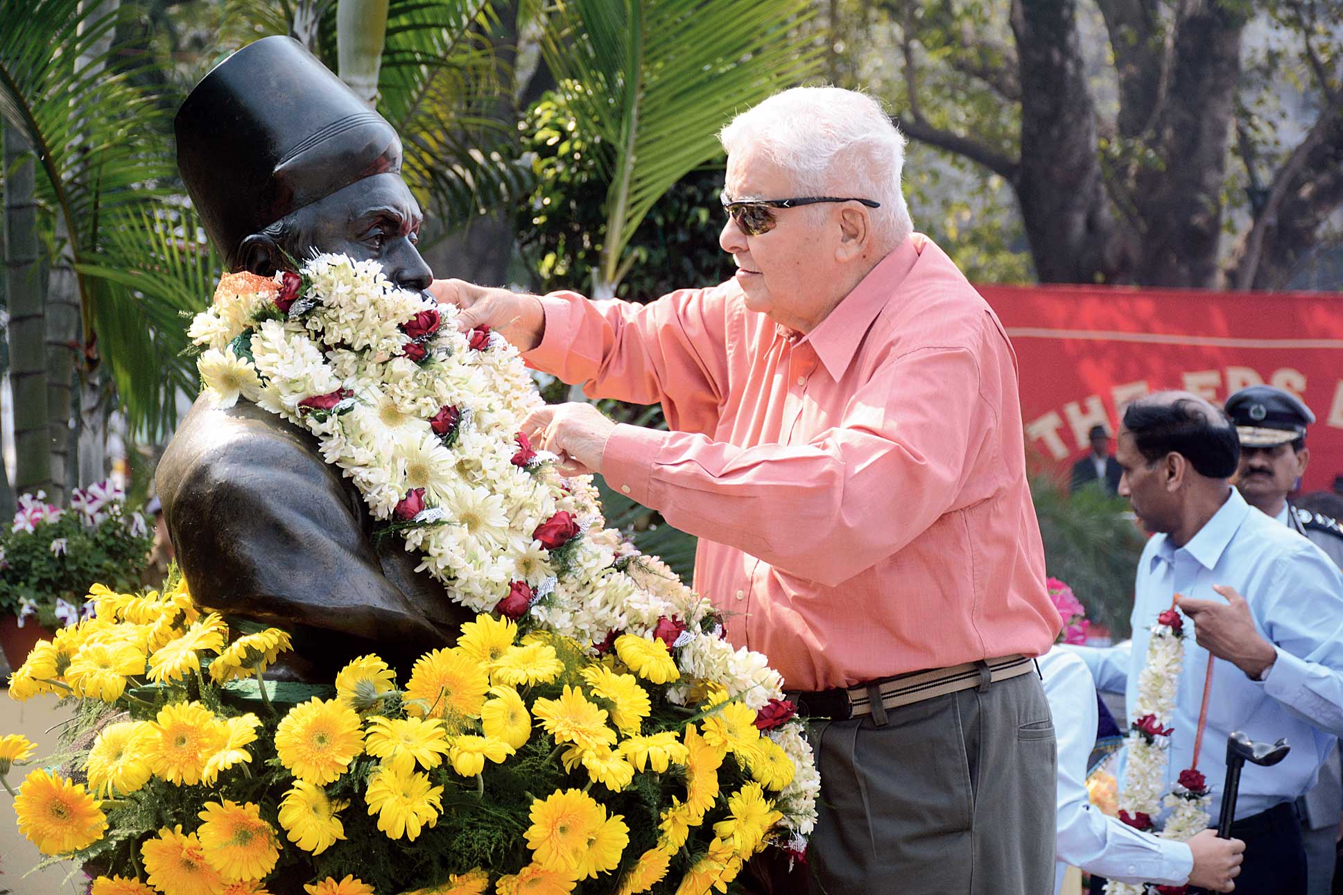 Former Tata Steel MD JJ Irani offers floral tribute to JN Tata in Bistupur, Jamshedpur, on Sunday to mark the pioneer’s birth anniversary.