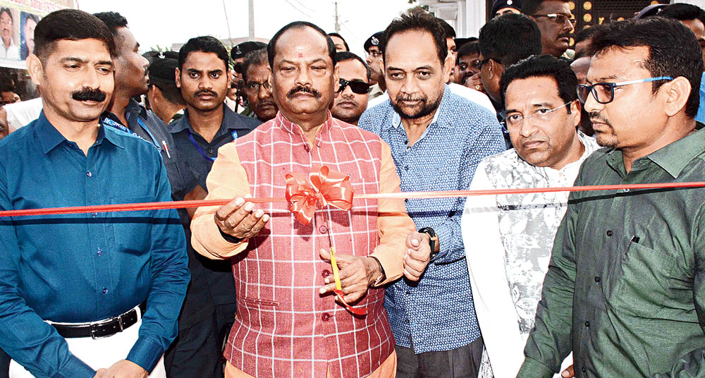 Role model: CM Raghubar Das inaugurates a park named after him in Baridih, Jamshedpur, on Monday. The Rs 94-lakh green lung sprawls over 2.5 acres and boasts a 304-metre jogging track. It has slides, benches and 10 toilets, five each for men and women. “This is a park for the underprivileged. More such parks will come up,” Das said. He also opened three Chhath ghats in the city.