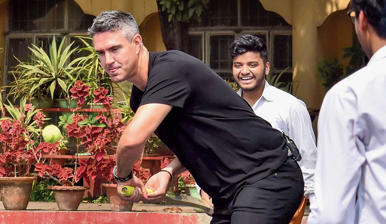 Former England cricketer Kevin Pietersen plays cricket with students of Maharishi Vidya Mandir Senior Secondary School in Guwahati on Tuesday. He will visit Kaziranga for a rhino conservation programme on Wednesday. 
