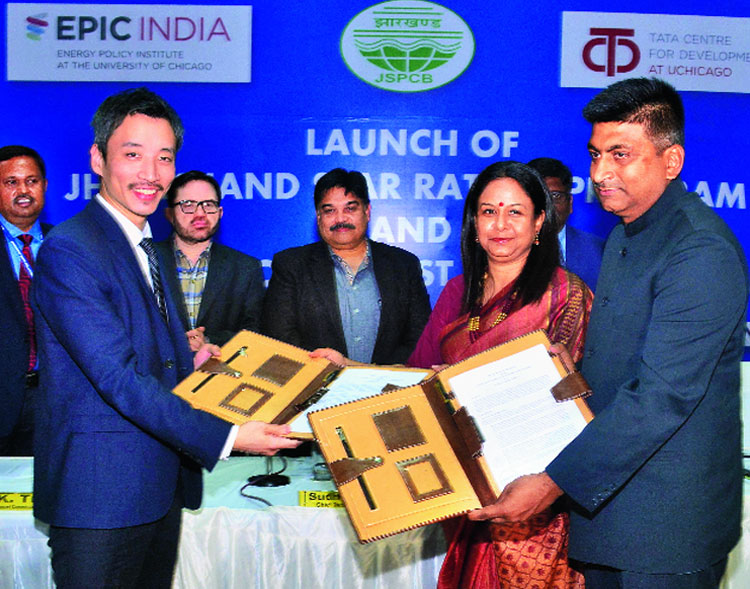 Lifesaver pact: Jharkhand State Pollution Control Board member-secretary Rajeev Lochan Bakshi (right) and EPIC-India executive director Ken Lee exchange the MoU papers in Ranchi on Friday. 
