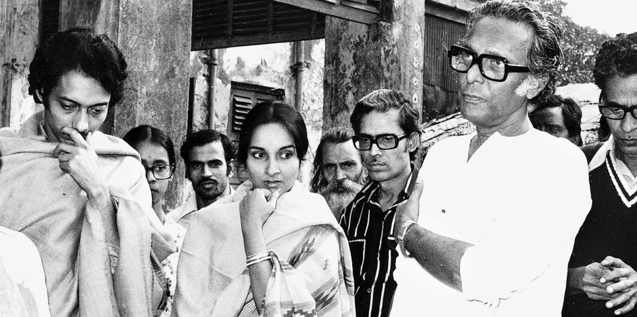 Mrinal Sen with Anjan Dutt (left) and Mamata Shankar during the shooting of Kharij

