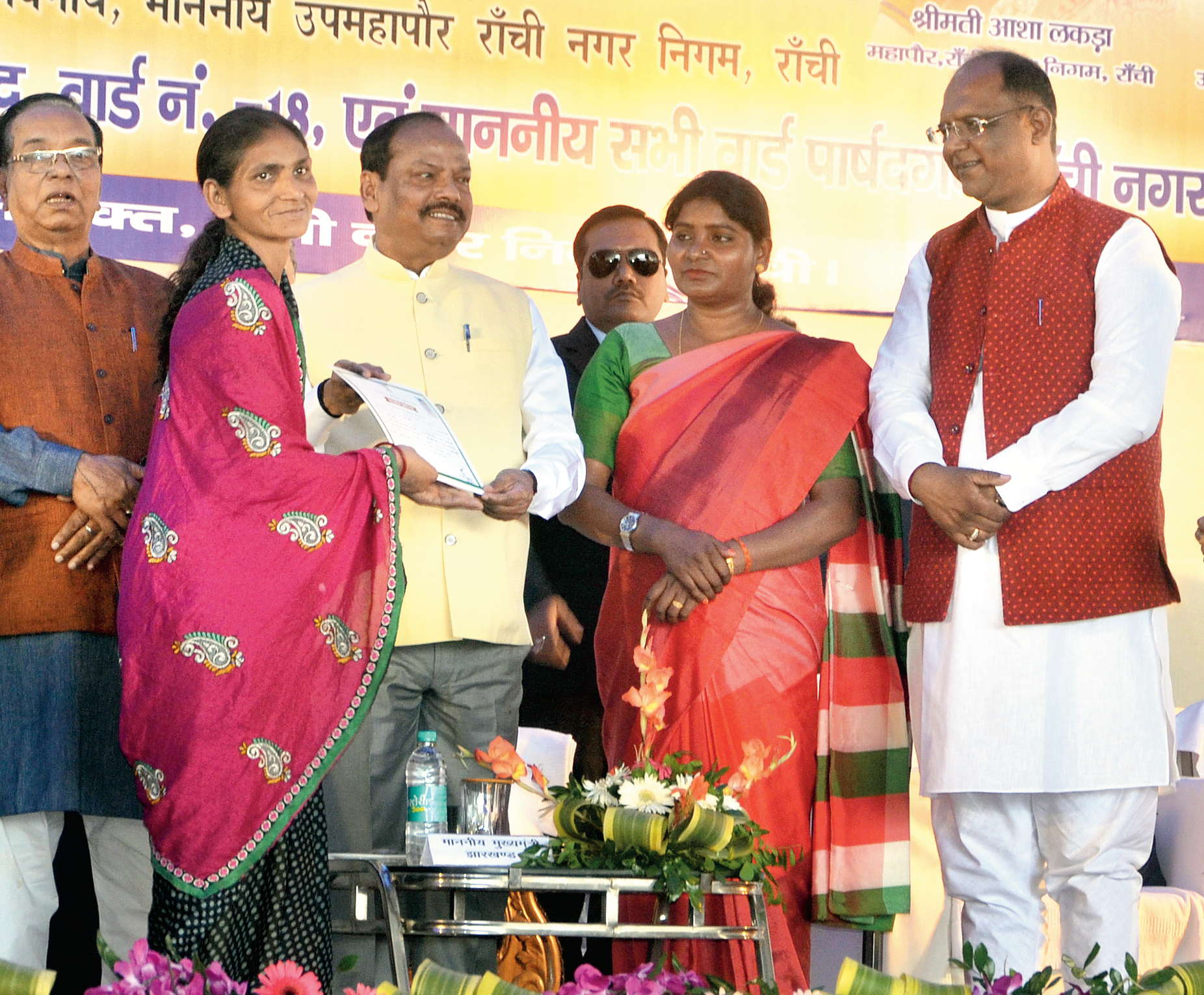 Shop till you drop: Chief minister Raghubar Das distributes allotment certificates to vendors after inaugurating the vendor market on Jaipal Singh Stadium premises in Ranchi on Friday. Ranchi MP Ram Tahal Choudhary, mayor Asha Lakra and her deputy Sanjeev Vijayvargia were also present.