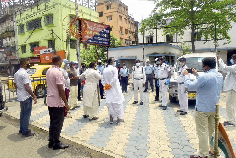 Bengal minister Purnendu Bose and MP Dola Sen talk to police officers about the lockdown at Baguiati in Calcutta on Monday. 
