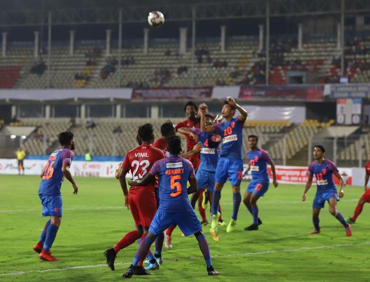  Players of Indian Arrows and Churchill Brothers tussle for the ball in the I-League encounter between two teams at the Fatorda Stadium in Margao