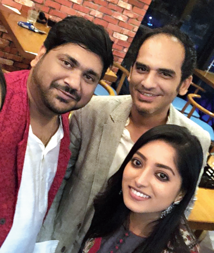 Souvik Guha with ‘Buro Sadhu’ cast members Ritwick Chakraborty and Ishaa Saha