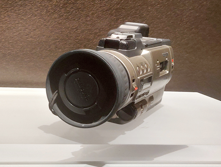 The SV-D100 (1997) is the first digital video camcoder in Korea