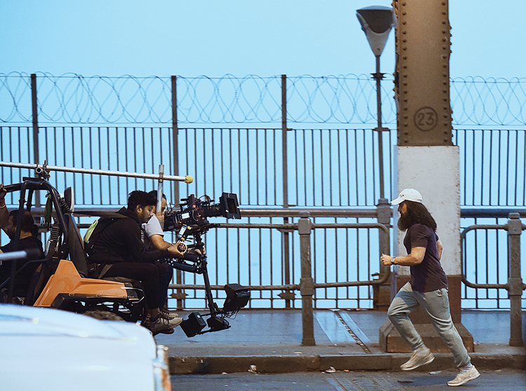 Aamir on Howrah Bridge during the shoot