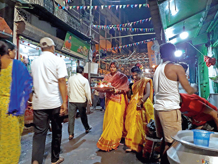 A puja procession from Sonagachhi towards Hooghly