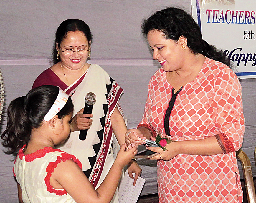 Resident teachers of CE Block receiving mementoes from students.
