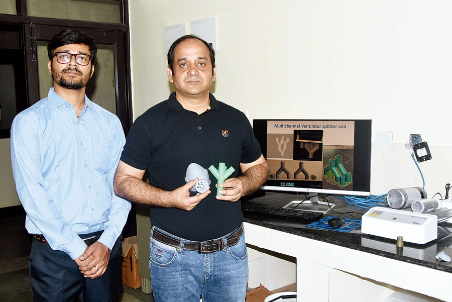 AR Dixit (right) and Ashish Kumar with their device at IIT(ISM) in Dhanbad on Friday. 