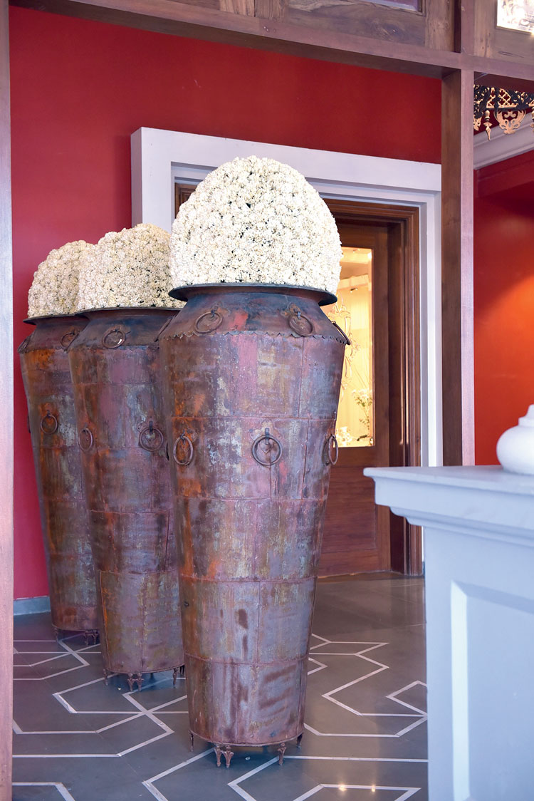 The entrance had three large planters with tuberoses, welcoming the guests. Flowers were used abundantly throughout the venue.