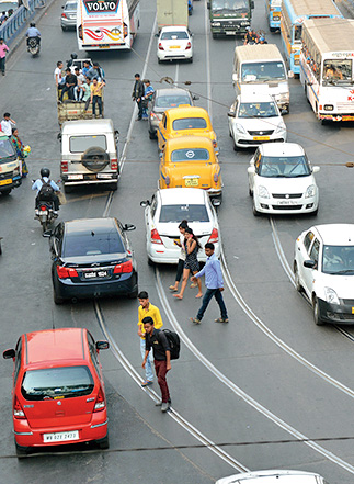 Risky road crossing & traffic rules violation of pedestrians on Acharya Prafulla Chandra Road.
