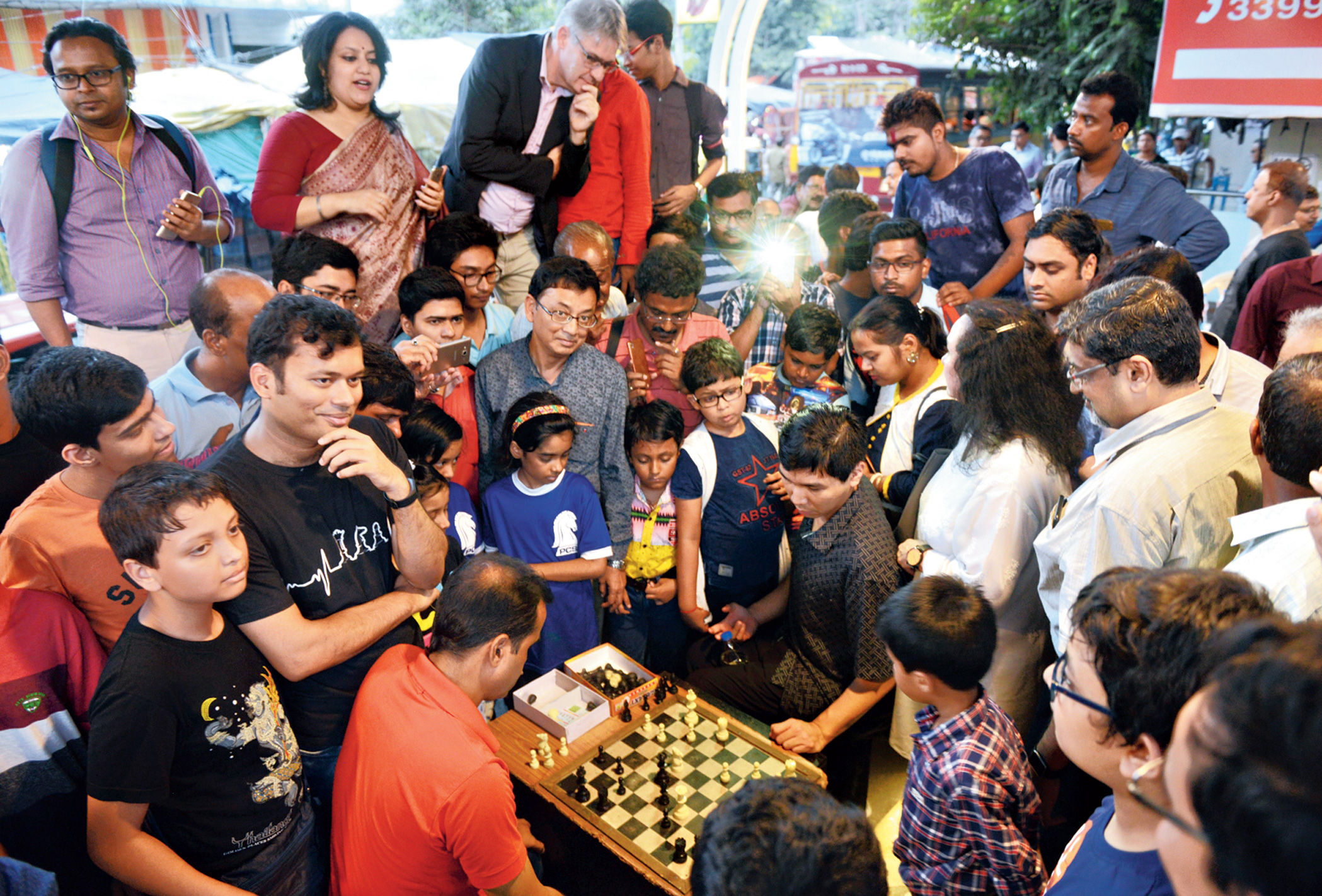 Chess Club  Meet some of the regular chess players and members of the  Gariahat Chess Club, under Kolkata's Gariahat flyover - Telegraph India